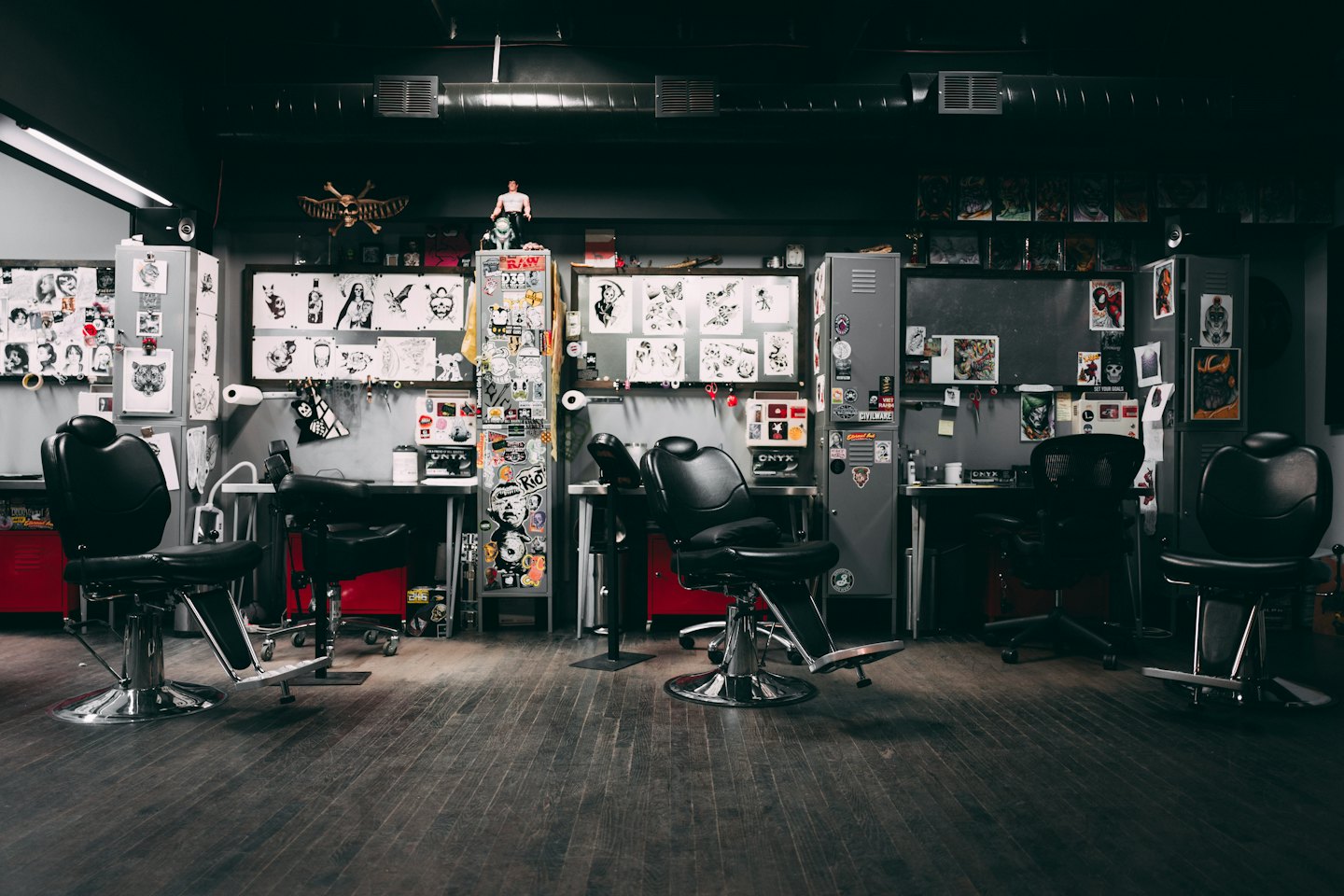 Schwarze Ledertätowierstühle und Arbeitsplätze in einem Studio.